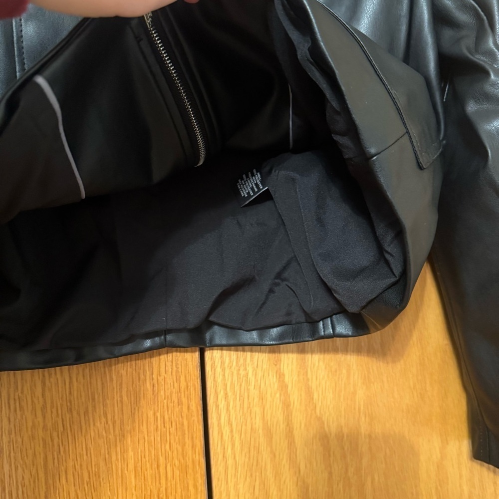Sleek Black Faux Leather Jacket - Picture 4 of 5